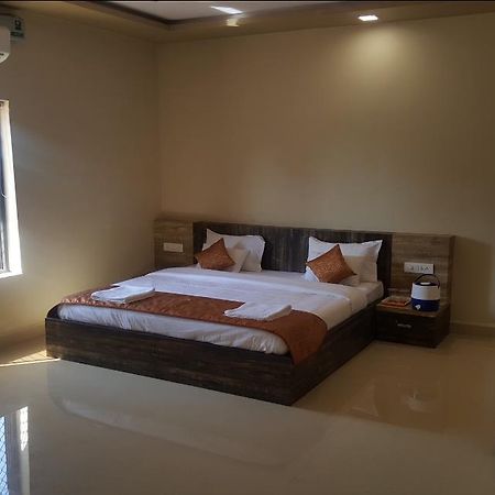 Hotel Shehnai Garden Khurai Екстер'єр фото